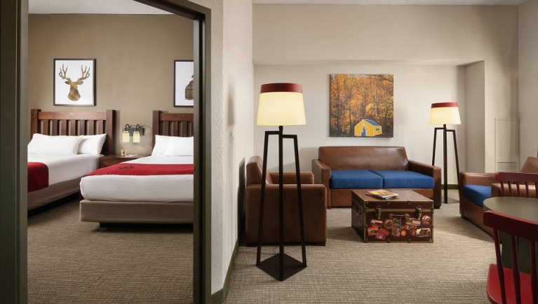 The living room in the accessible Grizzly Bear Suite